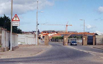 990424_belfast_barrier.JPG (16961 bytes)