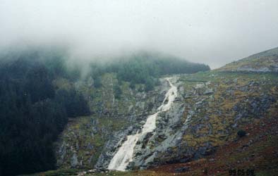 990509_waterfall.JPG (17326 bytes)